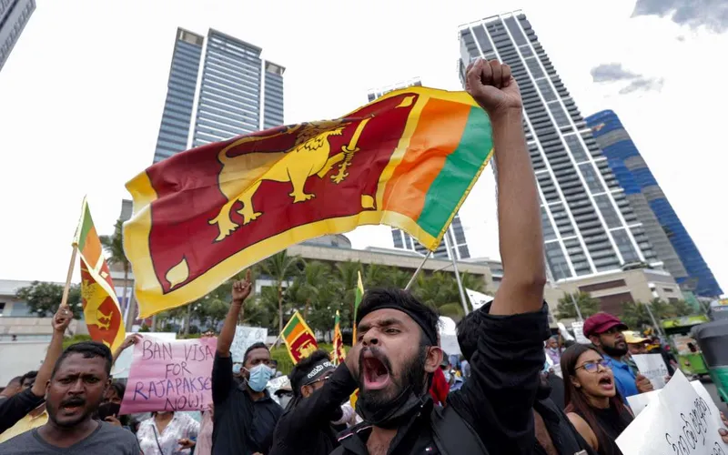Sri-Lanka hikes rates as economy risks collapse