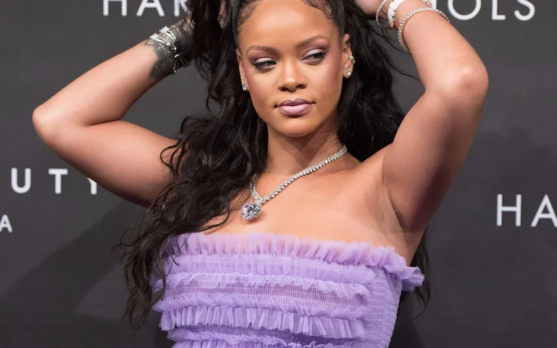 Rihanna Officially a Billionaire Now!